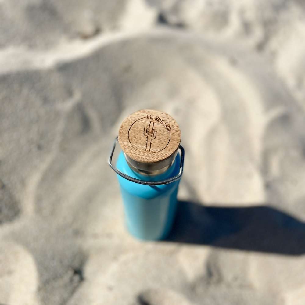 https://zerowastecartel.com/cdn/shop/products/blue-stainless-steel-drinking-bottle-with-bamboo-lid-500ml-746776_1445x.jpg?v=1692183432